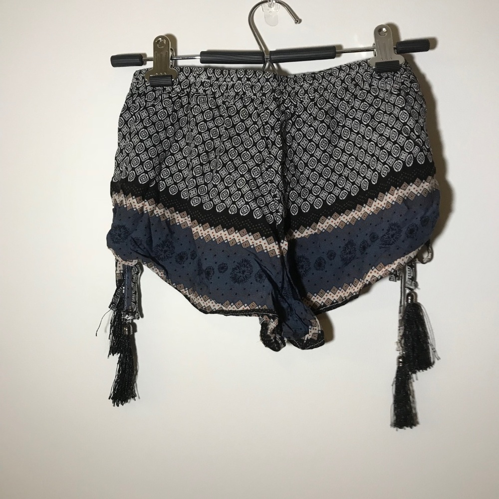 ❤️ LF Shorts - Picture 2 of 2